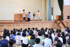 終業式で１学期の思い出や夏休みに楽しみなことを話した代表児童（２３日午前９時１０分ごろ、帯広開西小学校。長尾悦郎通信員撮影）