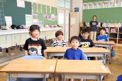 １年１組のホームルームで、夏休みに楽しみなことを発表する児童（２３日午前９時１５分ごろ、帯広開西小学校。長尾悦郎通信員撮影）