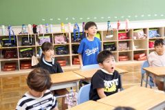 １年１組のホームルームで、夏休みに楽しみなことを発表する児童（２３日午前９時１５分ごろ、帯広開西小学校。長尾悦郎通信員撮影）
