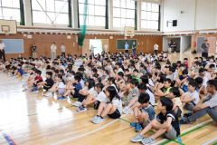 体育館では暑さ対策のため扇風機６台とスポットクーラーを設置。児童らも体を冷やすグッズを持参していた（２３日午前９時１０分ごろ、帯広開西小学校。長尾悦郎通信員撮影）