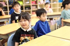体を冷やすアイテムを持参していた児童（２３日午前９時２５分ごろ、帯広開西小学校。長尾悦郎通信員撮影）