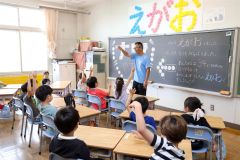 「学級目標は達成できましたか」と担任に聞かれ、一斉に手を挙げる児童（２３日午前９時２０分ごろ、帯広開西小学校。長尾悦郎通信員撮影）
