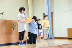 １学期の思い出や夏休みに楽しみなことを発表する代表児童（２３日午前９時１０分ごろ、帯広開西小学校。長尾悦郎通信員撮影）