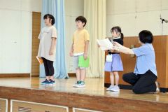 １学期の思い出や夏休みに楽しみなことを発表する代表児童（２３日午前９時５分ごろ、帯広開西小学校。長尾悦郎通信員撮影）