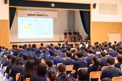 生徒が考える新しいパンのアイデアを発表した評価会
