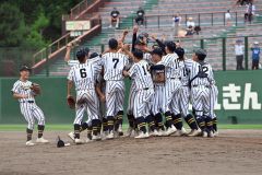 【決勝・白樺学園－クラーク記念国際】優勝を決めてマウンドに集まる白樺学園ナイン