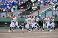 整列を終え、笑顔で応援席へと駆け出す白樺学園ナイン