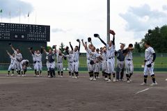 夏の甲子園大会出場を決めて、応援席へ手を振る白樺学園ナイン