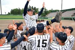 胴上げされる白樺学園の亀田直紀監督