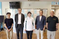 左から佐藤副会長、竹森会長、小野選手、真田事務局長、小椋副会長