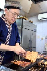 手際良くウナギを焼き上げる澤田店主