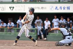 【決勝・白樺学園―クラーク国際】白樺学園は９回２死一、三塁で藤原悠楽主将が左前適時打を放ち５－２とリードを広げた