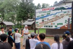 昔の農作業や士幌の成り立ちについて説明を受ける美濃市の小学生