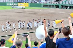 スタンドの声援に応える白樺学園ナイン