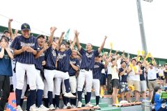 白樺学園が勝利した瞬間に喜びが爆発した３塁側のスタンド
