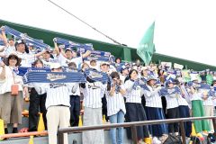 球場に校歌が流れ、笑顔と涙が入り交じる野球部父母会