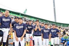 ９回裏ツーアウトで息を飲んでグラウンドを見つめる生徒ら