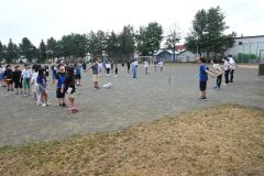 ラジオ体操を行う子どもたち（２４日午前７時ごろ）