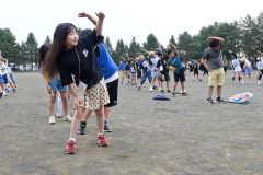 皆でラジオ体操に取り組む子どもたち（２４日午前７時ごろ）