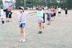 ラジオ体操を行う子どもたち（２４日午前７時ごろ）