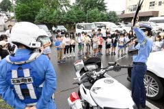 安全な自転車の乗り方について説明を聞く子どもたち