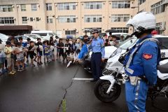 交通安全講話に耳を傾ける子どもたち