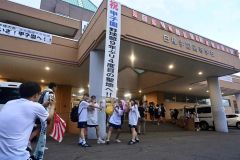 横断幕と写真を撮る応援生徒ら