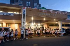 選手らを迎える生徒や教職員