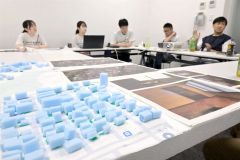 清陵高生が作成した地図を前に、本町地区の活性化について話し合う道科学大関係者ら