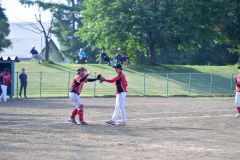 【決勝・幸誠電設―レイド】最後の打者を抑え、川端敬太捕手と勝利のハイタッチを交わす高橋康司