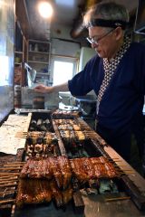 手際良くウナギを焼き上げる澤田店主