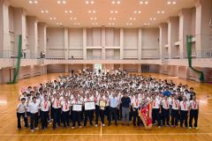 体育館に集まった野球部員と全校生徒（須貝拓也撮影）