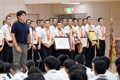 全校をあげての応援に感謝する亀田直紀監督（須貝拓也撮影）