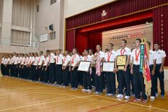 優勝報告で体育館に整列する野球部員（須貝拓也撮影）
