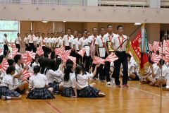 生徒の声援を受けながら藤原主将を先頭に入場する野球部員（須貝拓也撮影）