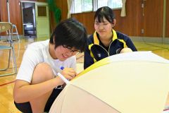 傘に絵を描く帯広聾学校の生徒