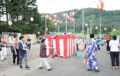 地域住民も加わった大人盆踊り（長尾悦郎通信員撮影）