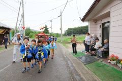 力を合わせて元気よくみこしを担ぐ子どもたち（長尾悦郎通信員撮影）