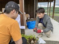 イベント会場でトウキについて説明する日向さん（右）