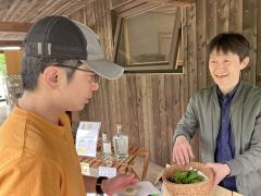 イベント会場でトウキについて説明する日向さん（右）