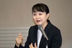 講演する鈴木さん