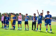 ＢＴＯＰ北海道を５―２で破り、応援席に向かってあいさつをするスカイアースの選手たち（金野和彦撮影）