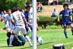 【第７節・北海道十勝スカイアース－ＢＴＯＰ北海道】前半３５分、スカイアースの兼田寛也（青色ユニホーム、中央）が２点目を決める（金野和彦撮影）