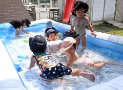 プール内で四つんばいになって歩く“ワニ歩き”を楽しむ子どもたち