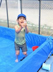 水鉄砲で遊ぶ子ども