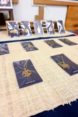 猫などポップなデザインの作品も展示されている