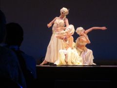 幻想的なダンスを披露するアーティスト