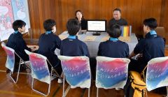 校内に開設された事業所ブースで会社説明などを聞く生徒ら