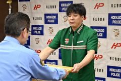 工藤署長（左）から感謝状を受け取る石山さん

