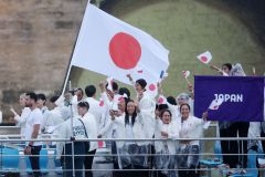 開会式で船に乗りセーヌ川を進む日本選手団＝２６日、パリ（時事）